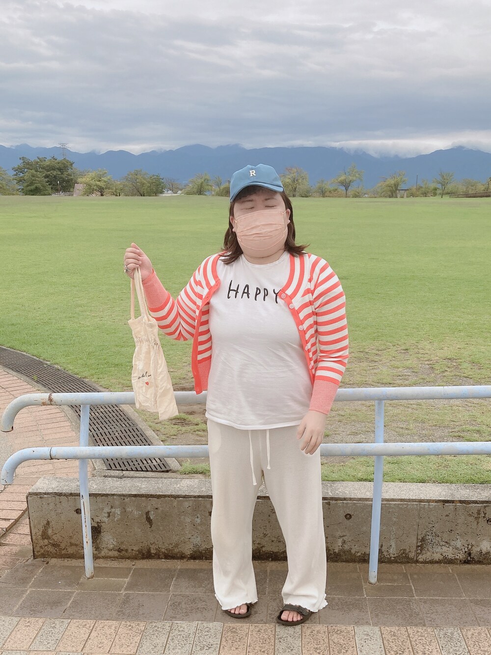 ホワイト系のTシャツ/カットソー、ホワイト系のパンツを着用したレディースの秋コーディネートの3枚目の写真