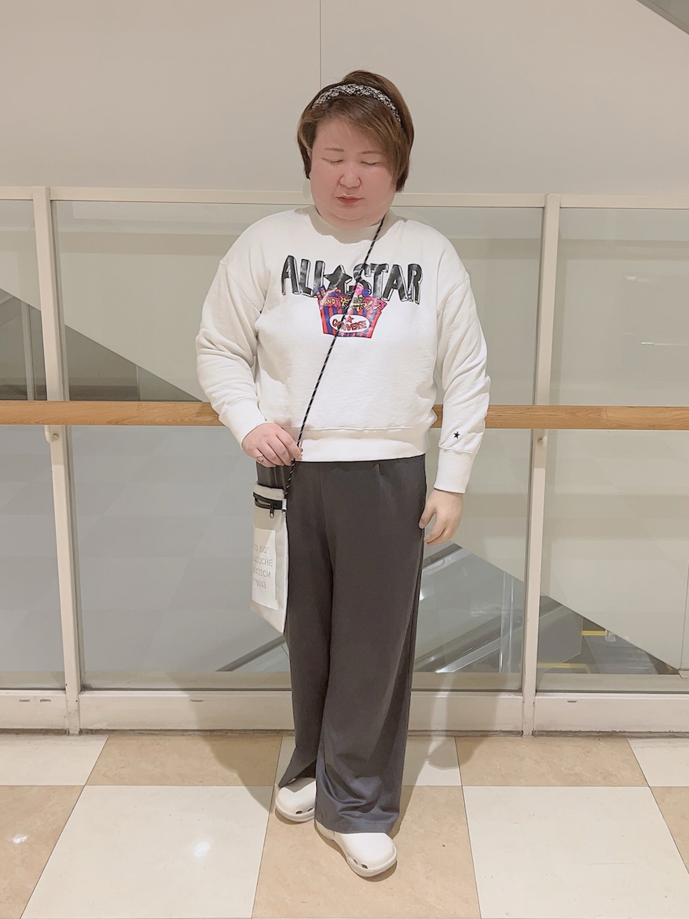 「スポーツミックス、ストリート、イラスト風、スウェット、サテンパンツ、ショルダーバッグ、ツイード、カチューシャ、クロックス風」｜「CONVERSEの【CONVERSE】フロントイラストスウェット（スウェット、ホワイト系）」を使った、麗園ファンタジー〇*ﾟさん（レディース・162cm）の秋コーディネートの2枚目の写真