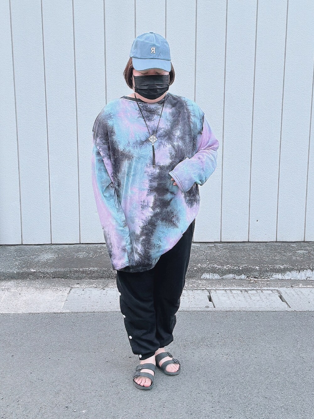 「ゆるコーデ、パンツコーデ、メンズライク、オーバーサイズ、タイダイ柄、ビッグT、テーパードパンツ、キャップ、サンダル」｜「HOOKの【HOOK】【定番】ロゴプリント入り 個性派サイドボタンスウェットパンツ（スウェットパンツ、ブラック系）」を使った、麗園ファンタジー〇*ﾟさん（レディース・162cm）の春コーディネートの2枚目の写真