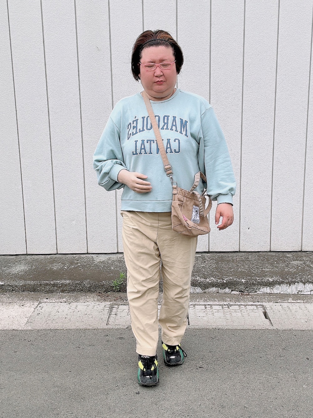 グリーン系のスウェット、ベージュ系のトートバッグ、ベージュ系のその他パンツを着用したレディースの春コーディネートの2枚目の写真