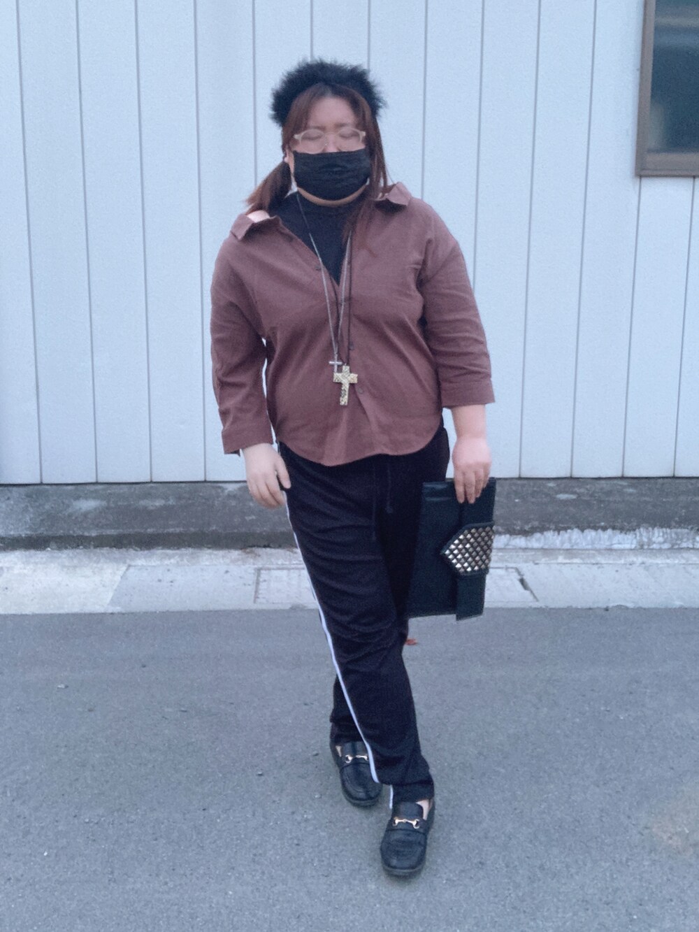 「ギャル、オトナ女子、きれいめカジュアル、オフショル、オープンシャツ、パンツスタイル、クラッチバッグ、スタッズ、ロングネックレス、ローファー、ブラックコーデ」｜「ANAPのリブコンビツイルレイヤード風トップス（Tシャツ/カットソー、ブラウン系）」を使った、麗園ファンタジー〇*ﾟさん（レディース・162cm）の春コーディネートの3枚目の写真