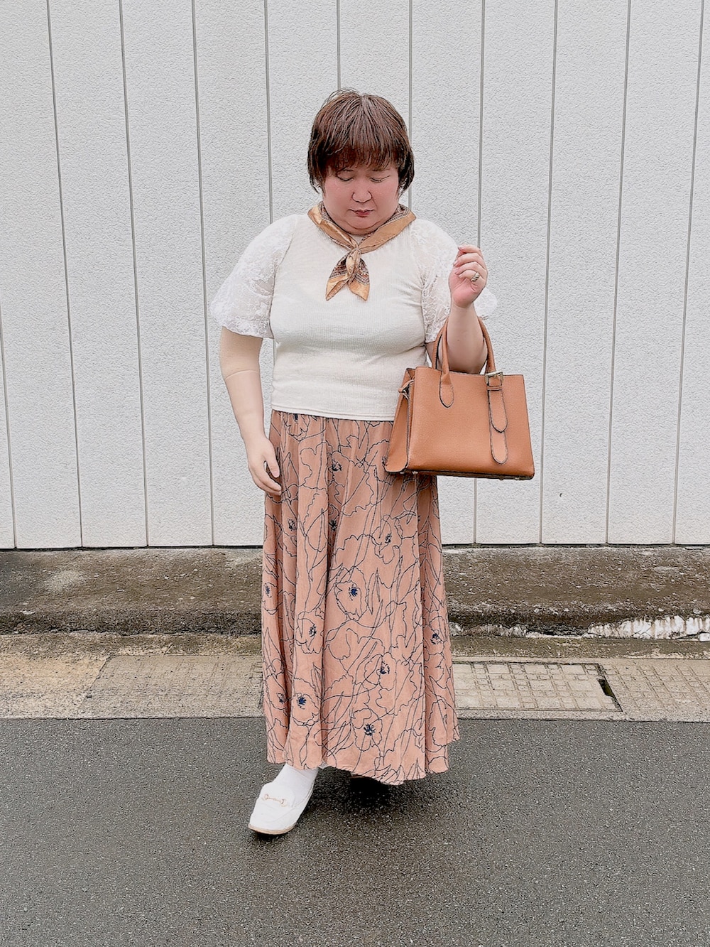 「クラシカル、上品、秋色、コックリカラー、バルーンスリーブ、リブ、総柄、マキシ丈スカート、スカート、スカーフ、ハンドバッグ、ローファー」｜「fifthのバイカラーフラワーフレアスカート（スカート、ベージュ系）」を使った、麗園ファンタジー〇*ﾟさん（レディース・162cm）の秋コーディネートの3枚目の写真