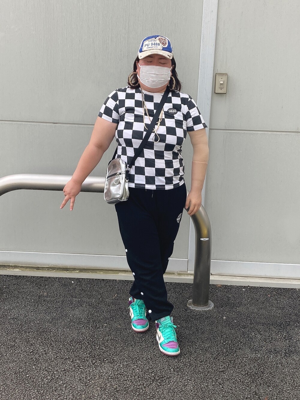 「りおん系、メンズライク、ラクチンコーデ、モノトーン、Tシャツ、ギンガムチェック、キャップ、ショルダーバッグ、ナイキスニーカー」｜「VANSの[VANS]チェッカープリントTシャツ（Tシャツ/カットソー、ホワイト系）」を使った、麗園ファンタジー〇*ﾟさん（レディース・162cm）の夏コーディネートの3枚目の写真