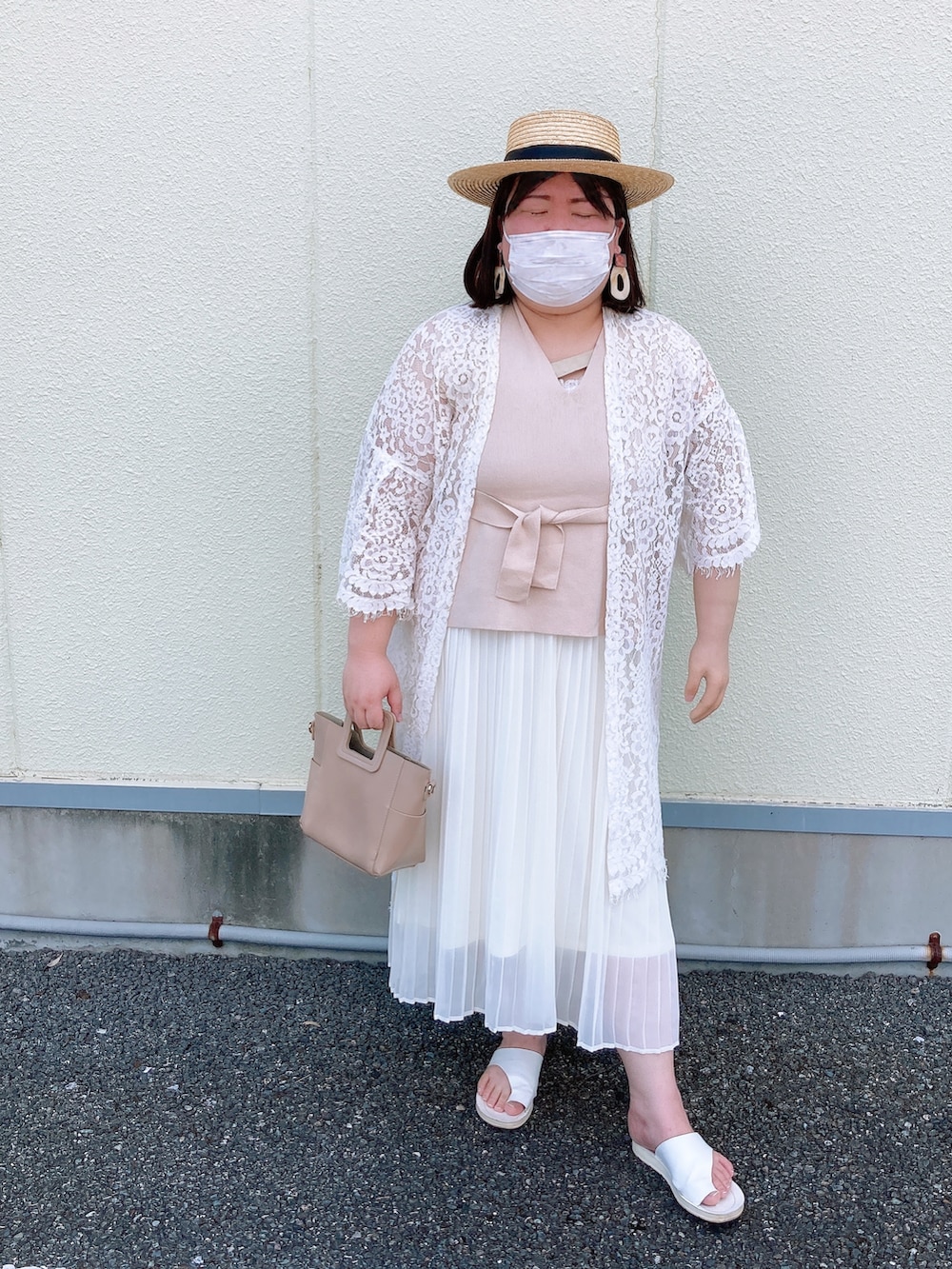 「ホワイトコーデ、オトナカワイイ、大人女子、ナチュラル、レースカーディガン、プリーツスカート、カンカン帽、おおぶりピアス、スクエアトゥ」｜「aimohaのVネック ニットベスト（ベスト、ベージュ系）」を使った、麗園ファンタジー〇*ﾟさん（レディース・162cm）の夏コーディネートの2枚目の写真