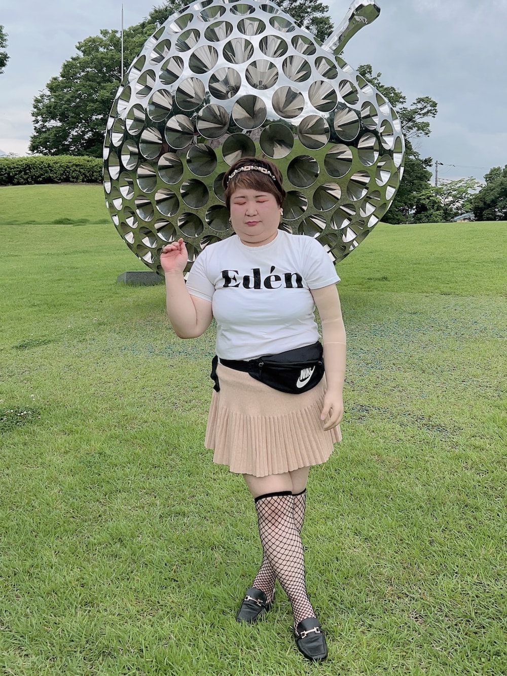 「エデンの園、Eden、りんご、ロゴT、ミニスカート、編みソックス、ウエストポーチ、カチューシャ、誕生日、3701」｜「RANANのフロッキープリントロゴＴシャツ（Tシャツ/カットソー、ホワイト系）」を使った、麗園ファンタジー〇*ﾟさん（レディース・162cm）の夏コーディネートの3枚目の写真