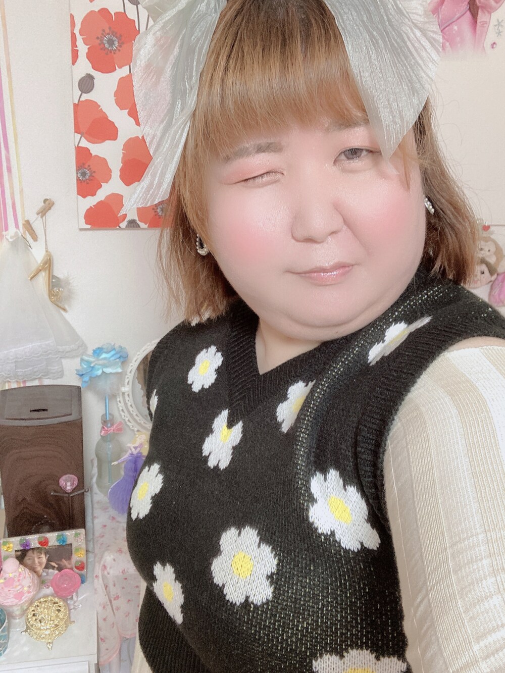 ブラック系のニット/セーター、ベージュ系のニット/セーター、グリーン系のヘアゴムを着用したレディースの春コーディネートの2枚目の写真