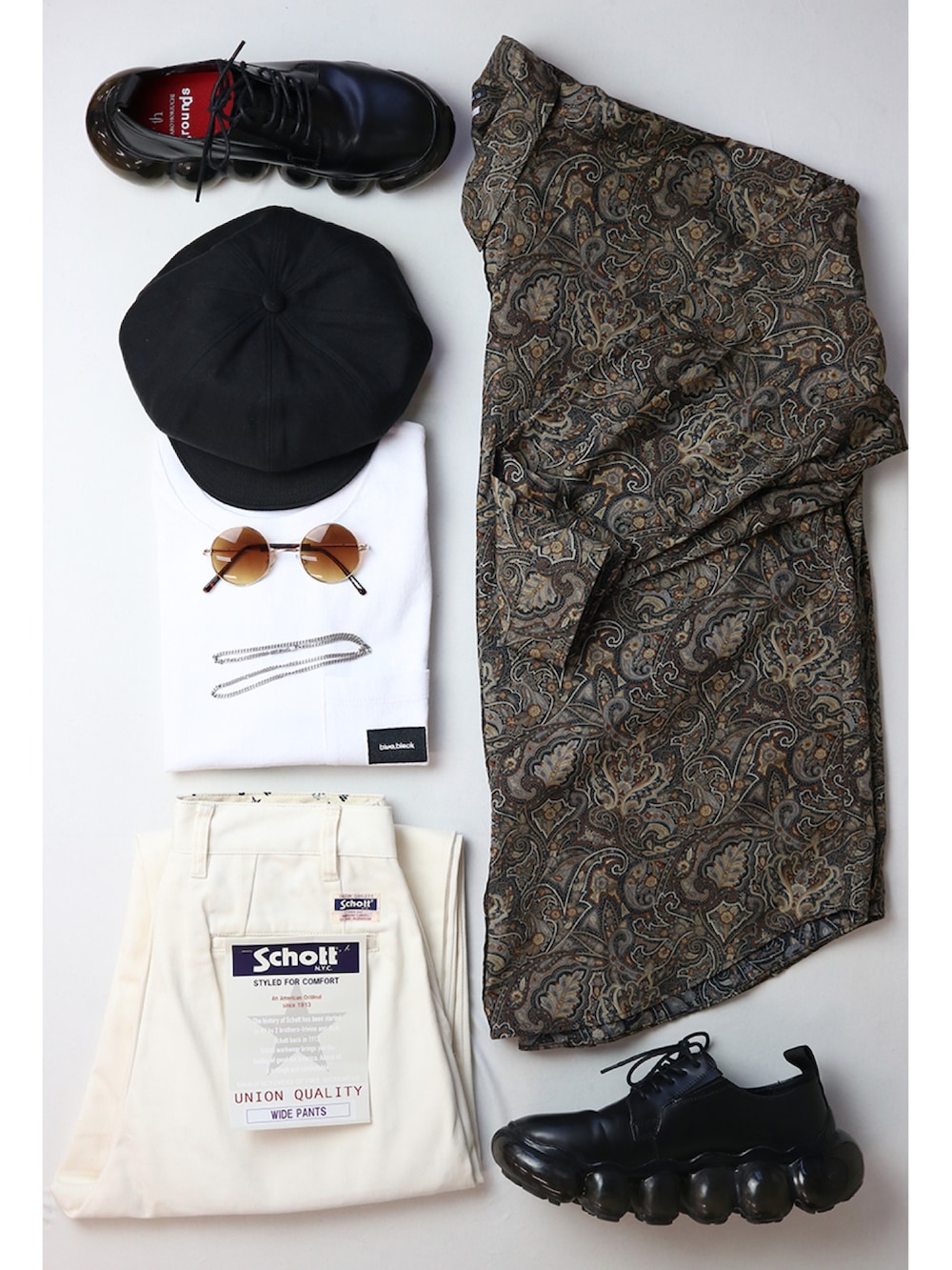 ホワイト系のその他パンツ、ブラック系のスニーカー、ブラウン系のシャツ/ブラウスを着用したメンズの春コーディネートの3枚目の写真