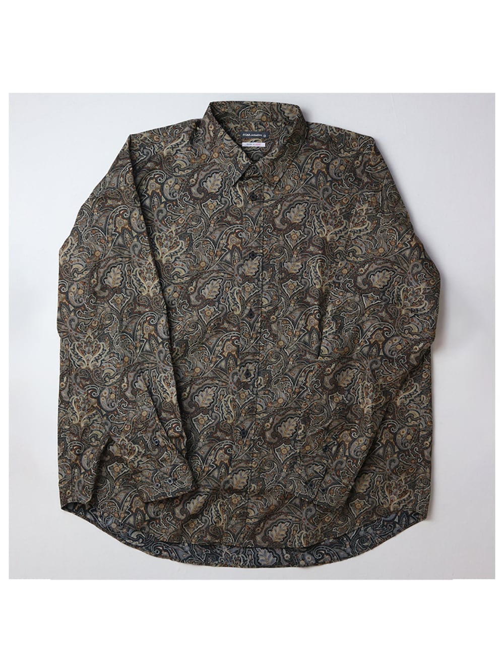 ホワイト系のその他パンツ、ブラック系のスニーカー、ブラウン系のシャツ/ブラウスを着用したメンズの春コーディネートの4枚目の写真