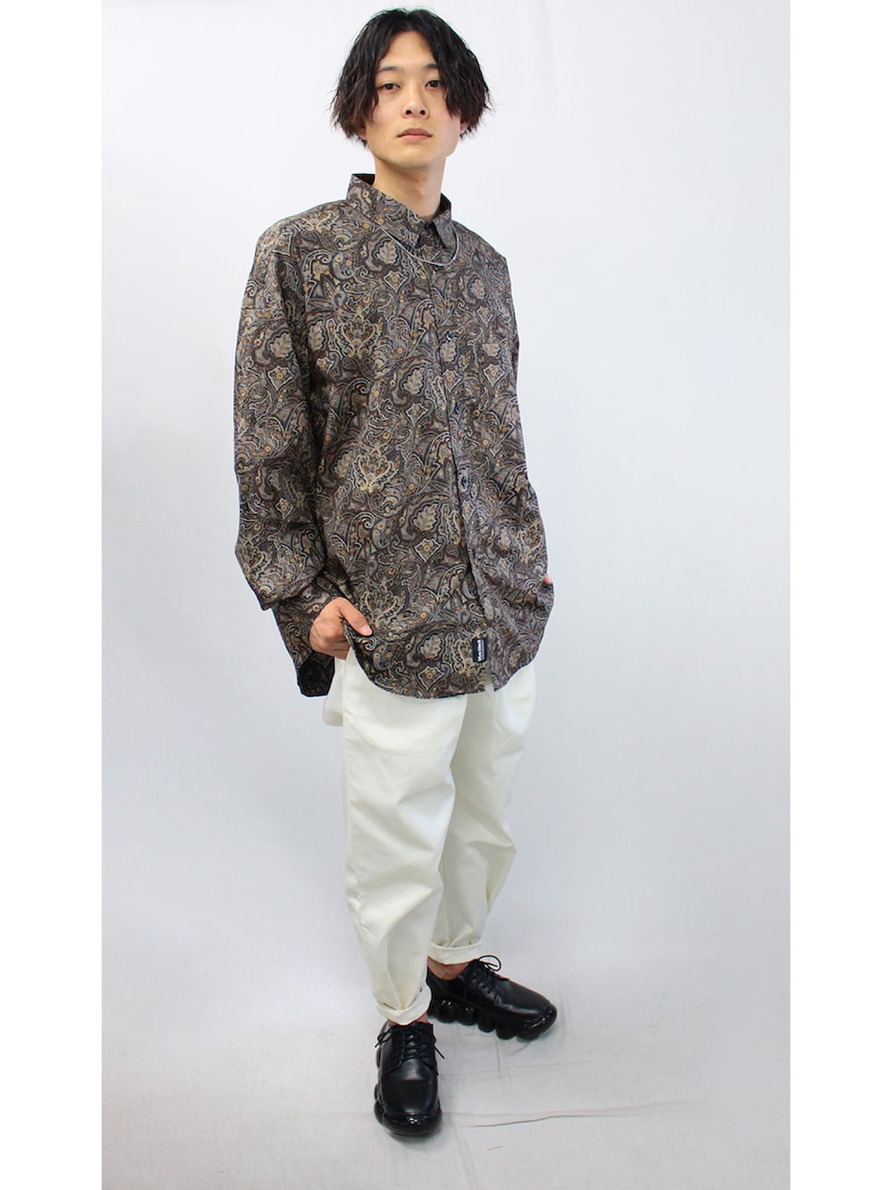 ホワイト系のその他パンツ、ブラック系のスニーカー、ブラウン系のシャツ/ブラウスを着用したメンズの春コーディネートの2枚目の写真