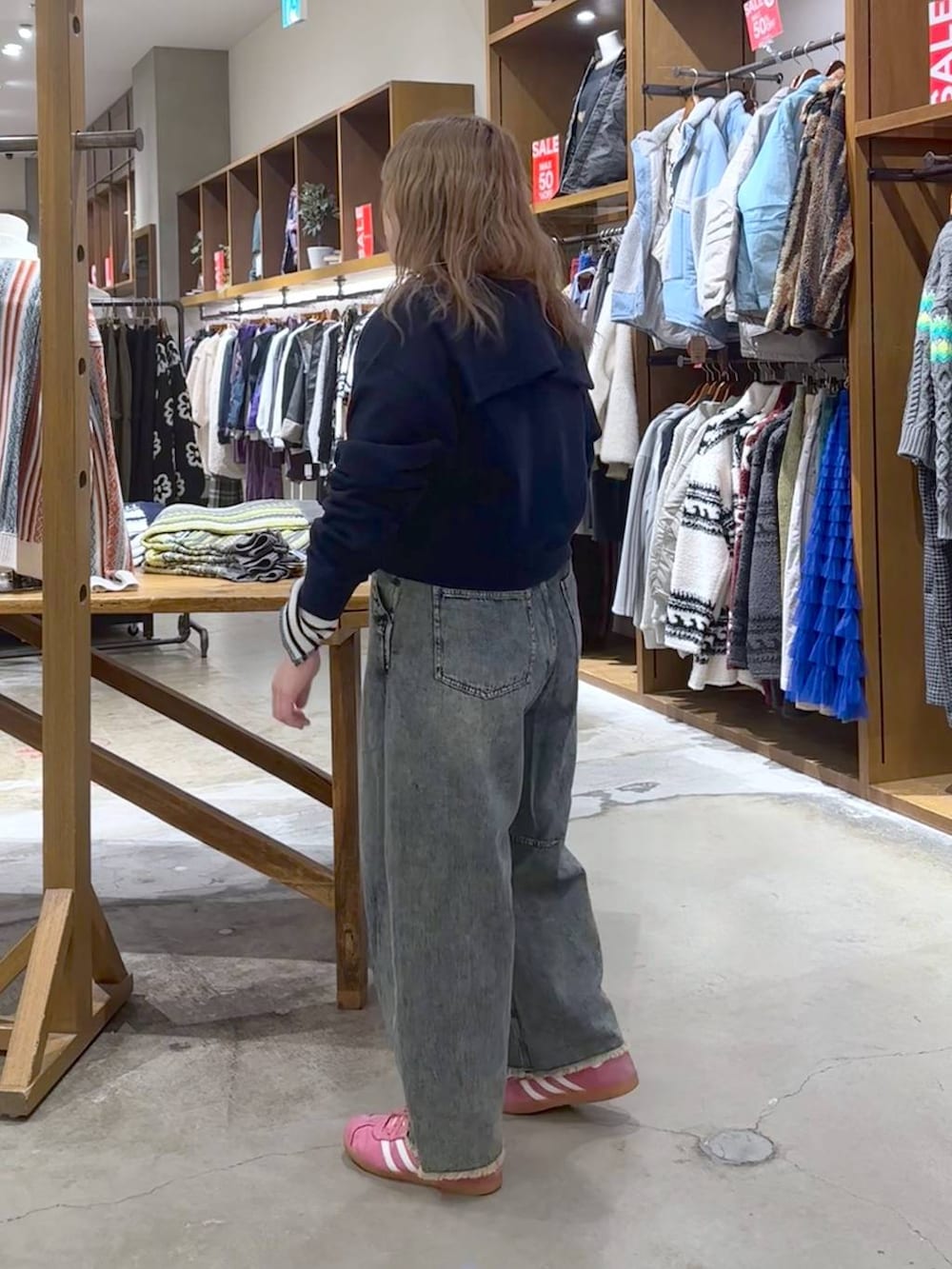 「ワントーン、着痩せ・細見え、カジュアル、セールコーデ、and ST SALE、and STセール、スウェット、andST、デニムパンツ、niko and ...」｜「niko and...の【WILLIAM B.ELIOTT】 ZIPセーラースウェット（スウェット、ブルー系）」を使った、__ururi__さん（レディース・156cm）の春コーディネートの2枚目の写真
