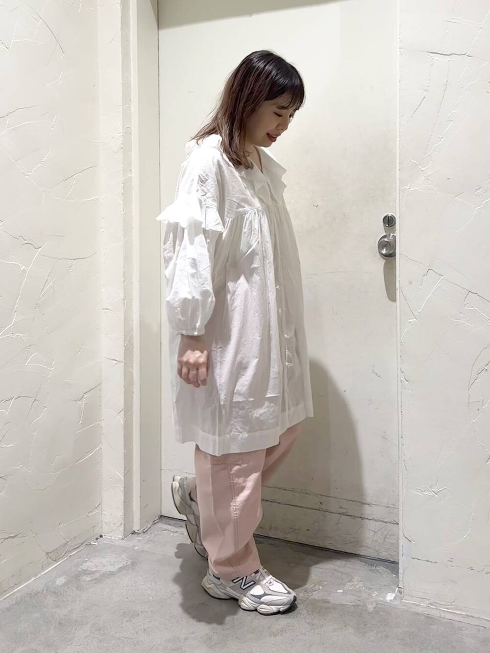 「カジュアル、シンプルコーデ、ブラウス、シャツ、ゆったり、niko and ...、ニコミリ_nikoand...、パンツ、春コーデ、ドットエスティ春コーデ、ドットエスティトレンド、休日コーデ、ワントーン、着痩せ・細見え」｜「niko and...のルームドライ/カップ付きキャミソール（キャミソール、ベージュ系）」を使った、__ururi__さん（レディース・156cm）の春コーディネートの3枚目の写真