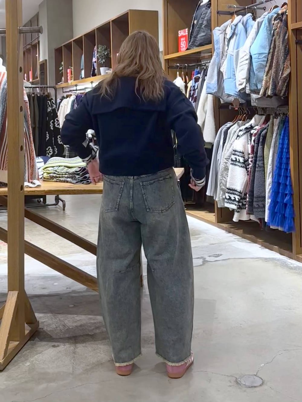 「ワントーン、着痩せ・細見え、カジュアル、セールコーデ、and ST SALE、and STセール、スウェット、andST、デニムパンツ、niko and ...」｜「niko and...の【WILLIAM B.ELIOTT】 ZIPセーラースウェット（スウェット、ブルー系）」を使った、__ururi__さん（レディース・156cm）の春コーディネートの3枚目の写真