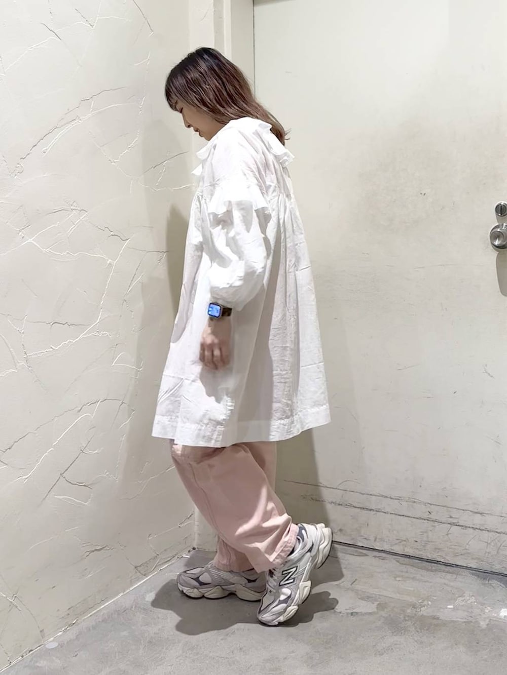 「カジュアル、シンプルコーデ、ブラウス、シャツ、ゆったり、niko and ...、ニコミリ_nikoand...、パンツ、春コーデ、ドットエスティ春コーデ、ドットエスティトレンド、休日コーデ、ワントーン、着痩せ・細見え」｜「niko and...のルームドライ/カップ付きキャミソール（キャミソール、ベージュ系）」を使った、__ururi__さん（レディース・156cm）の春コーディネートの4枚目の写真