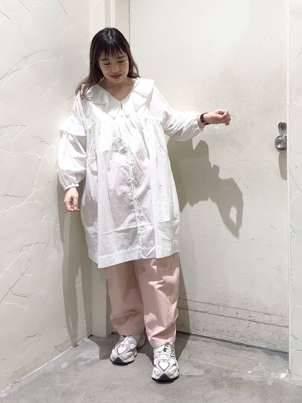 「カジュアル、シンプルコーデ、ブラウス、シャツ、ゆったり、niko and ...、ニコミリ_nikoand...、パンツ、春コーデ、ドットエスティ春コーデ、ドットエスティトレンド、休日コーデ、ワントーン、着痩せ・細見え」｜「niko and...のルームドライ/カップ付きキャミソール（キャミソール、ベージュ系）」を使った、__ururi__さん（レディース・156cm）の春コーディネートの2枚目の写真