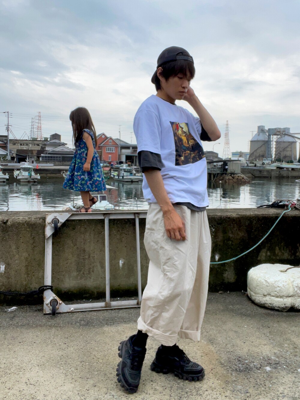 ホワイト系のTシャツ/カットソー、ブルー系のTシャツ/カットソー、ホワイト系のその他パンツを着用したメンズの夏コーディネートの2枚目の写真