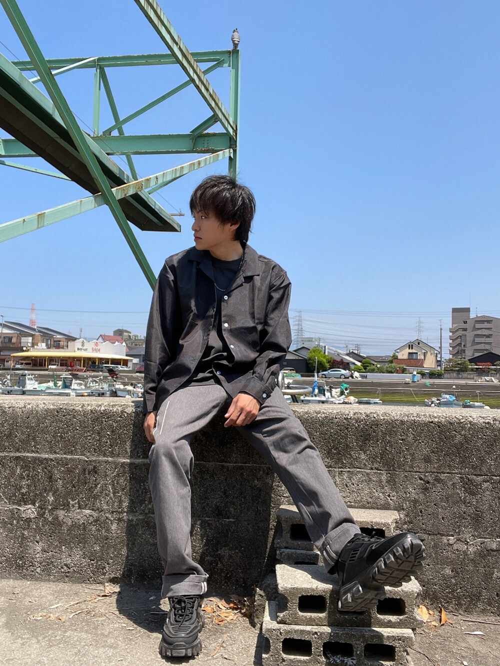 その他のシャツ/ブラウス、グレー系のパンツ、ブラック系のTシャツ/カットソーを着用したメンズの夏コーディネートの2枚目の写真