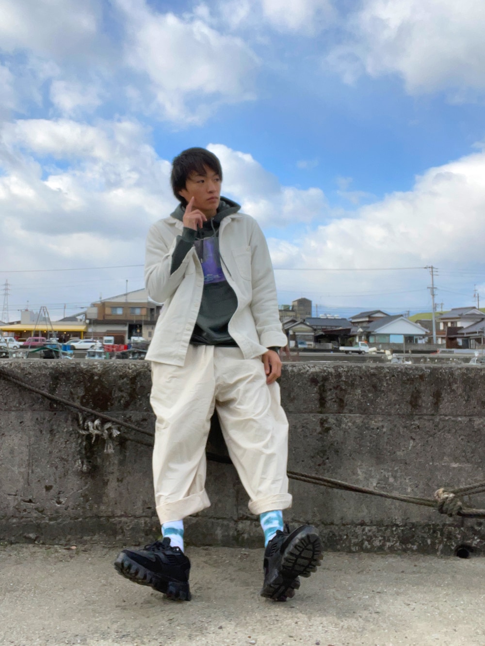 ブラウン系のシャツ/ブラウス、グリーン系のパーカー、ホワイト系のその他パンツを着用したメンズの冬コーディネートの2枚目の写真