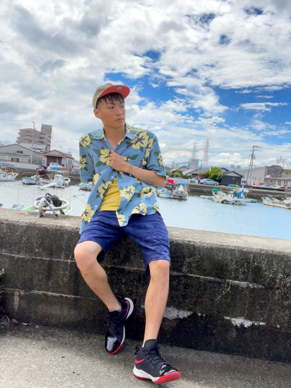 ブルー系のシャツ/ブラウス、ブルー系のパンツ、イエロー系のタンクトップを着用したメンズの夏コーディネートの2枚目の写真