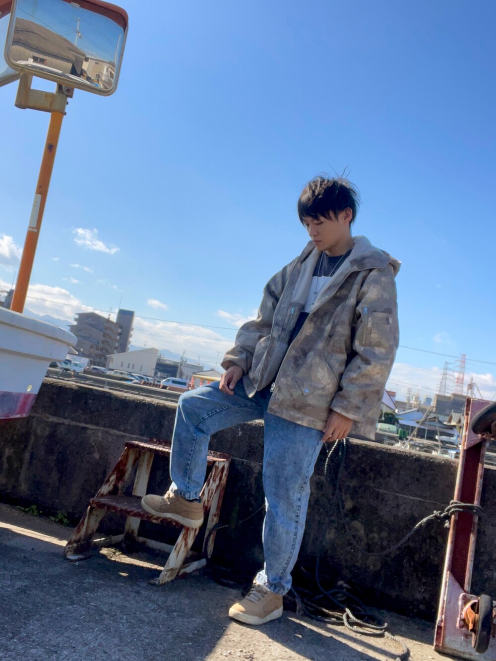 ブルー系のその他パンツ、その他のパーカー、ベージュ系のブーツを着用したメンズの秋コーディネートの2枚目の写真