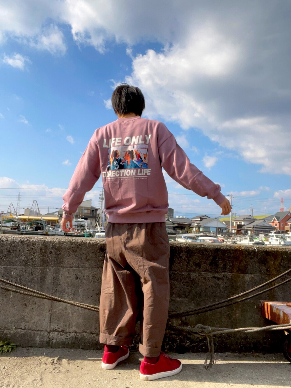 「いつもありがとうございます、今日のコーデ、休日スタイル、オーバーサイズ、スウェット、バックプリント、おしゃれさんと繋がりたい、いいね、save、フォローお願いします🤑」｜「BASQUE magentaのオーバーサイズ グラフィックプリント スウェットトレーナー（スウェット、ピンク系）」を使った、空飛ぶぺんぎんさん（メンズ・175cm）の冬コーディネートの2枚目の写真