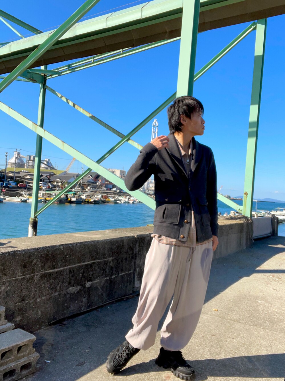 ベージュ系のその他パンツ、ブラック系のスニーカー、ブラウン系のシャツ/ブラウスを着用したメンズの冬コーディネートの2枚目の写真