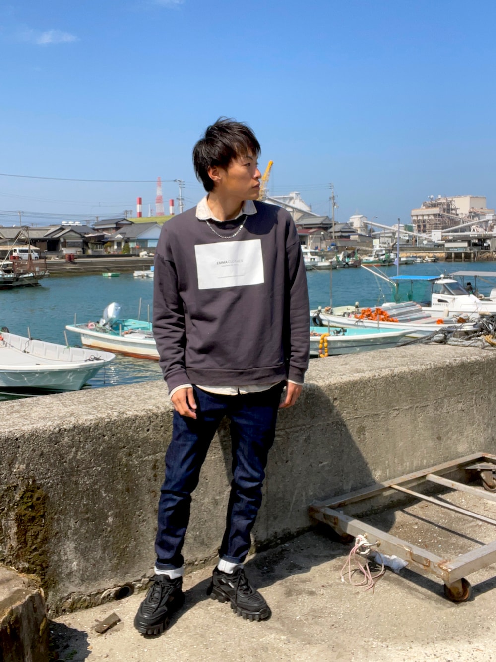 グレー系のスウェット、ブルー系のシャツ/ブラウス、ブルー系のその他パンツを着用したメンズの春コーディネートの2枚目の写真