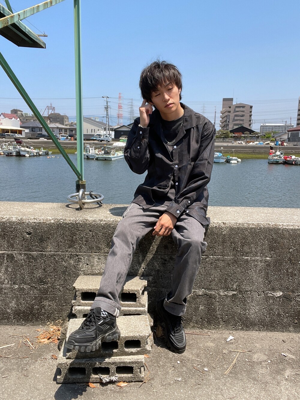 その他のシャツ/ブラウス、グレー系のパンツ、ブラック系のTシャツ/カットソーを着用したメンズの夏コーディネートの3枚目の写真