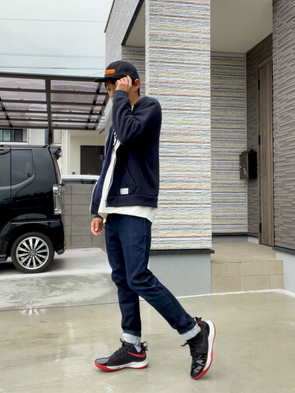 ブルー系のジャケット/アウター、ホワイト系のスウェット、ブルー系のその他パンツを着用したメンズの冬コーディネートの2枚目の写真