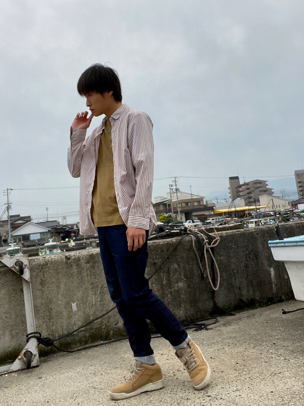 ブラウン系のTシャツ/カットソー、ベージュ系のシャツ/ブラウス、ブルー系のその他パンツを着用したメンズの夏コーディネートの2枚目の写真