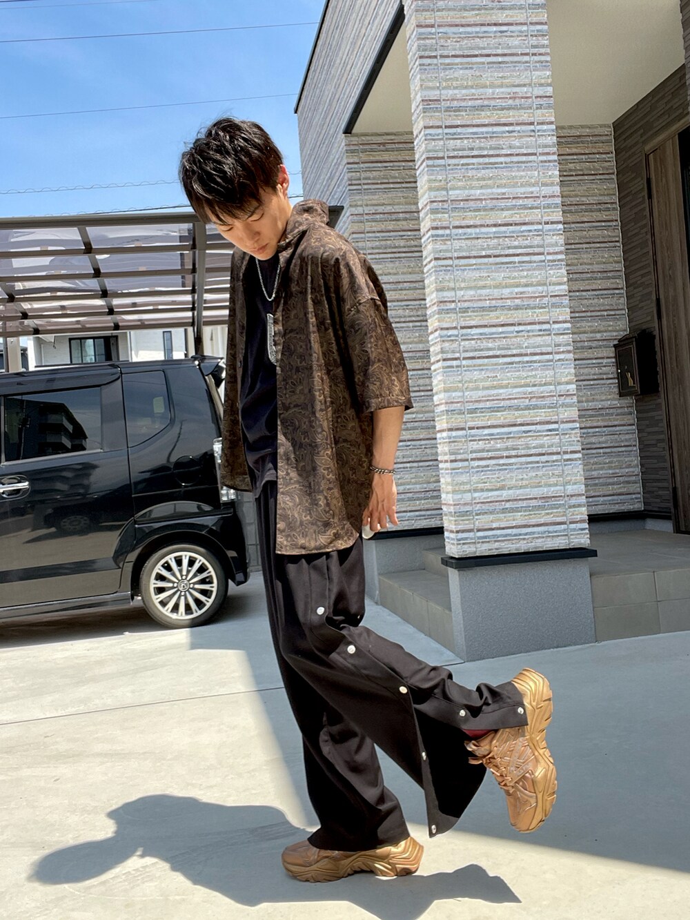 ブラック系のシャツ/ブラウス、ブラック系のTシャツ/カットソー、ブラック系のその他パンツを着用したメンズの夏コーディネートの2枚目の写真