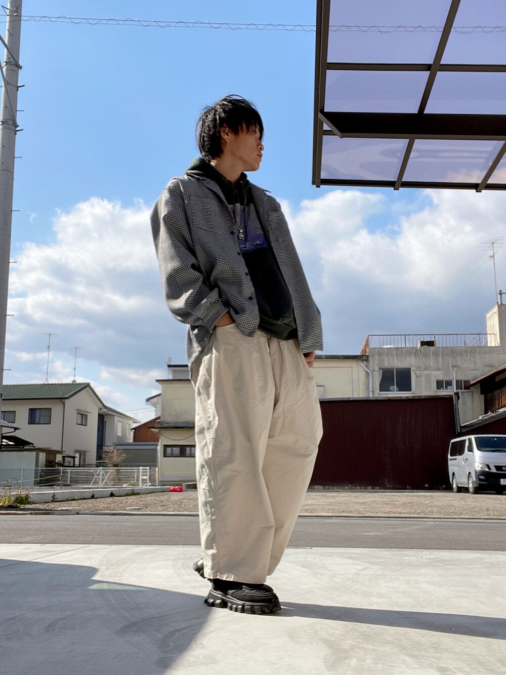 ホワイト系のシャツ/ブラウス、グリーン系のパーカー、ホワイト系のその他パンツを着用したメンズの冬コーディネートの3枚目の写真