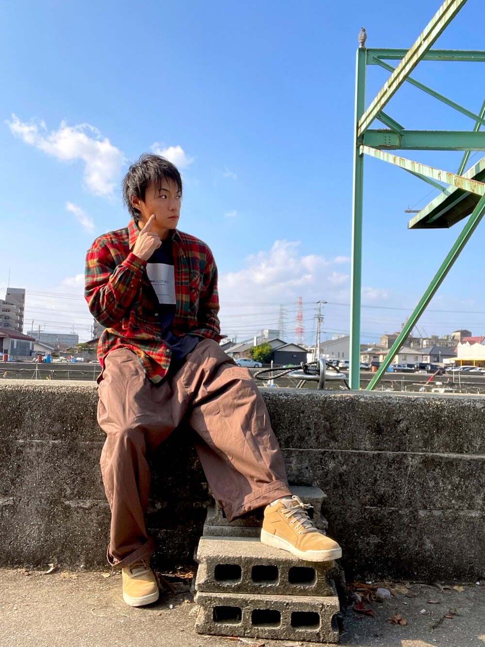 レッド系のシャツ/ブラウス、グレー系のスウェット、ブラック系のその他パンツを着用したメンズの冬コーディネートの2枚目の写真