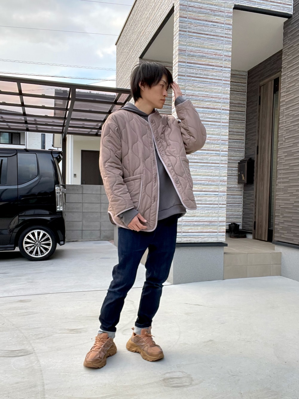その他のジャケット/アウター、グレー系のパーカー、ブルー系のその他パンツを着用したメンズの冬コーディネートの2枚目の写真