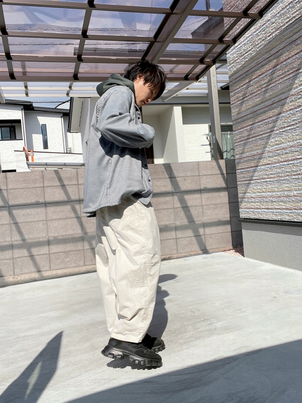 ホワイト系のシャツ/ブラウス、グリーン系のパーカー、ホワイト系のその他パンツを着用したメンズの冬コーディネートの2枚目の写真