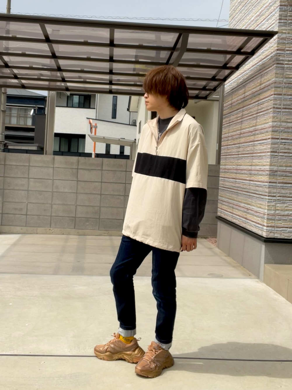 ブルー系のその他パンツ、ゴールド系のスニーカー、グレー系のTシャツ/カットソーを着用したメンズの春コーディネートの2枚目の写真