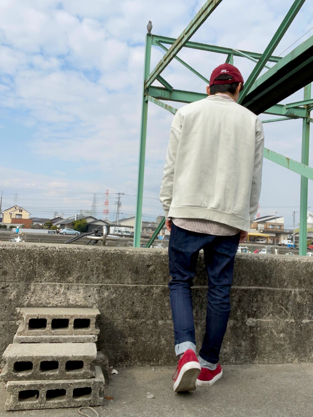 グレー系のスウェット、ベージュ系のシャツ/ブラウス、ブルー系のその他パンツを着用したメンズの春コーディネートの2枚目の写真