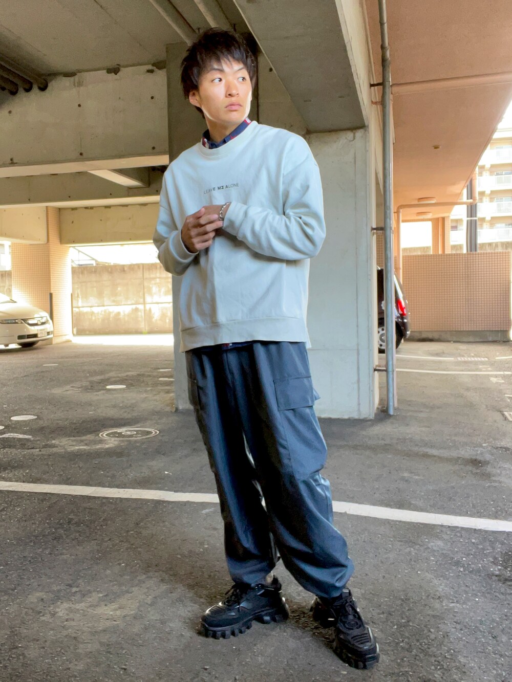 グレー系のスウェット、ブルー系のシャツ/ブラウス、グリーン系のカーゴパンツを着用したメンズの春コーディネートの2枚目の写真