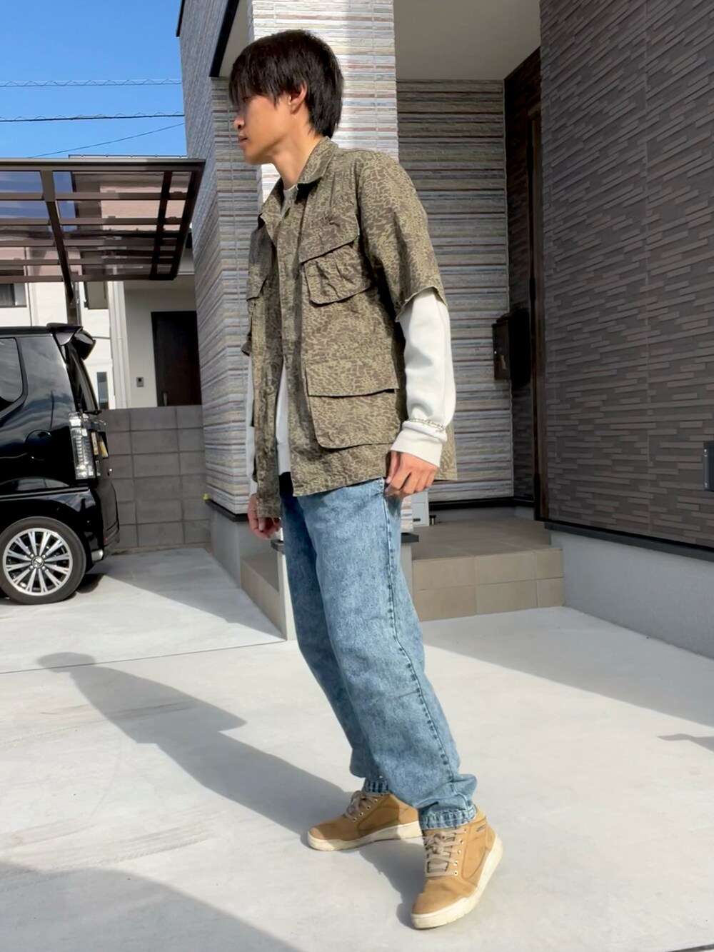 グリーン系のシャツ/ブラウス、グレー系のスウェット、ブルー系のその他パンツを着用したメンズの秋コーディネートの2枚目の写真