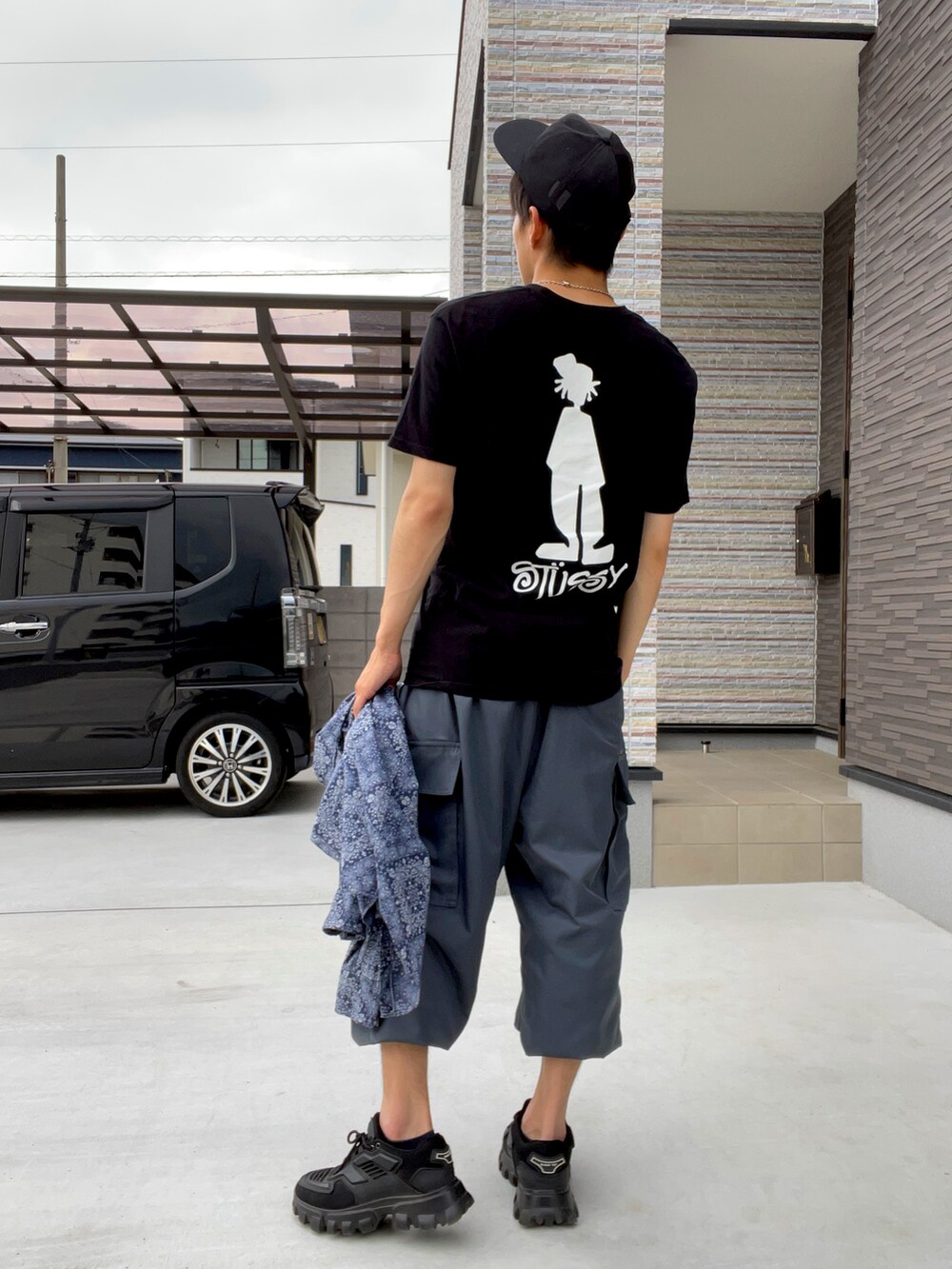 ブルー系のシャツ/ブラウス、ブラック系のTシャツ/カットソー、グリーン系のカーゴパンツを着用したメンズの秋コーディネートの2枚目の写真