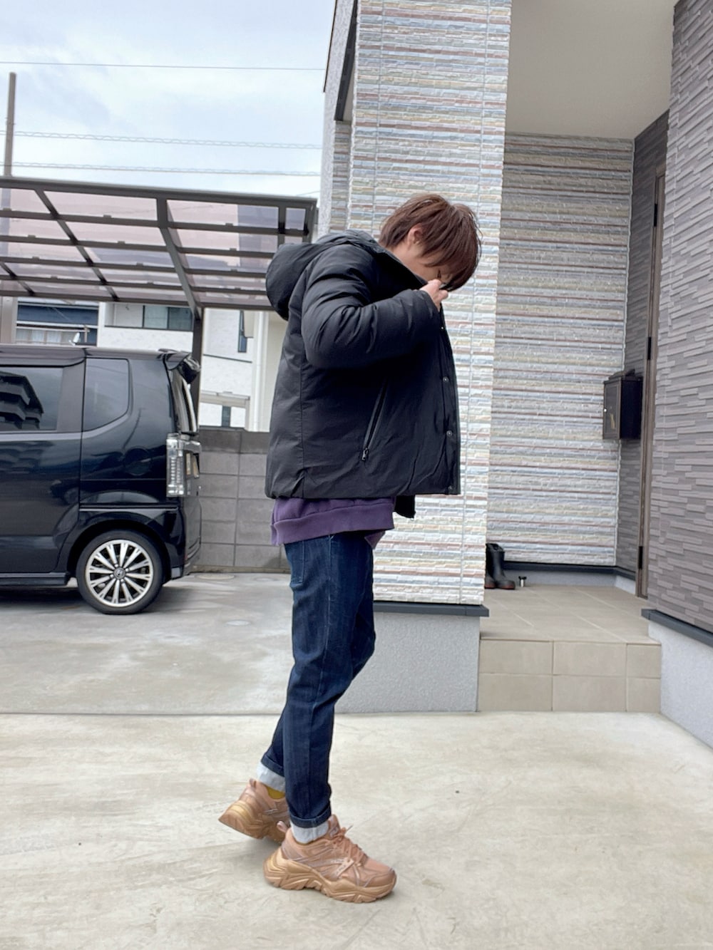 パープル系のスウェット、ブルー系のその他パンツ、ゴールド系のスニーカーを着用したメンズの冬コーディネートの2枚目の写真