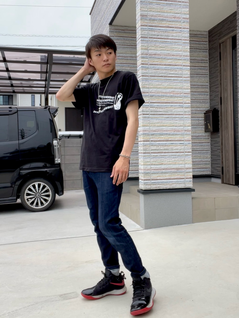 ブラック系のTシャツ/カットソー、ブルー系のその他パンツ、ブラック系のスニーカーを着用したメンズの夏コーディネートの2枚目の写真