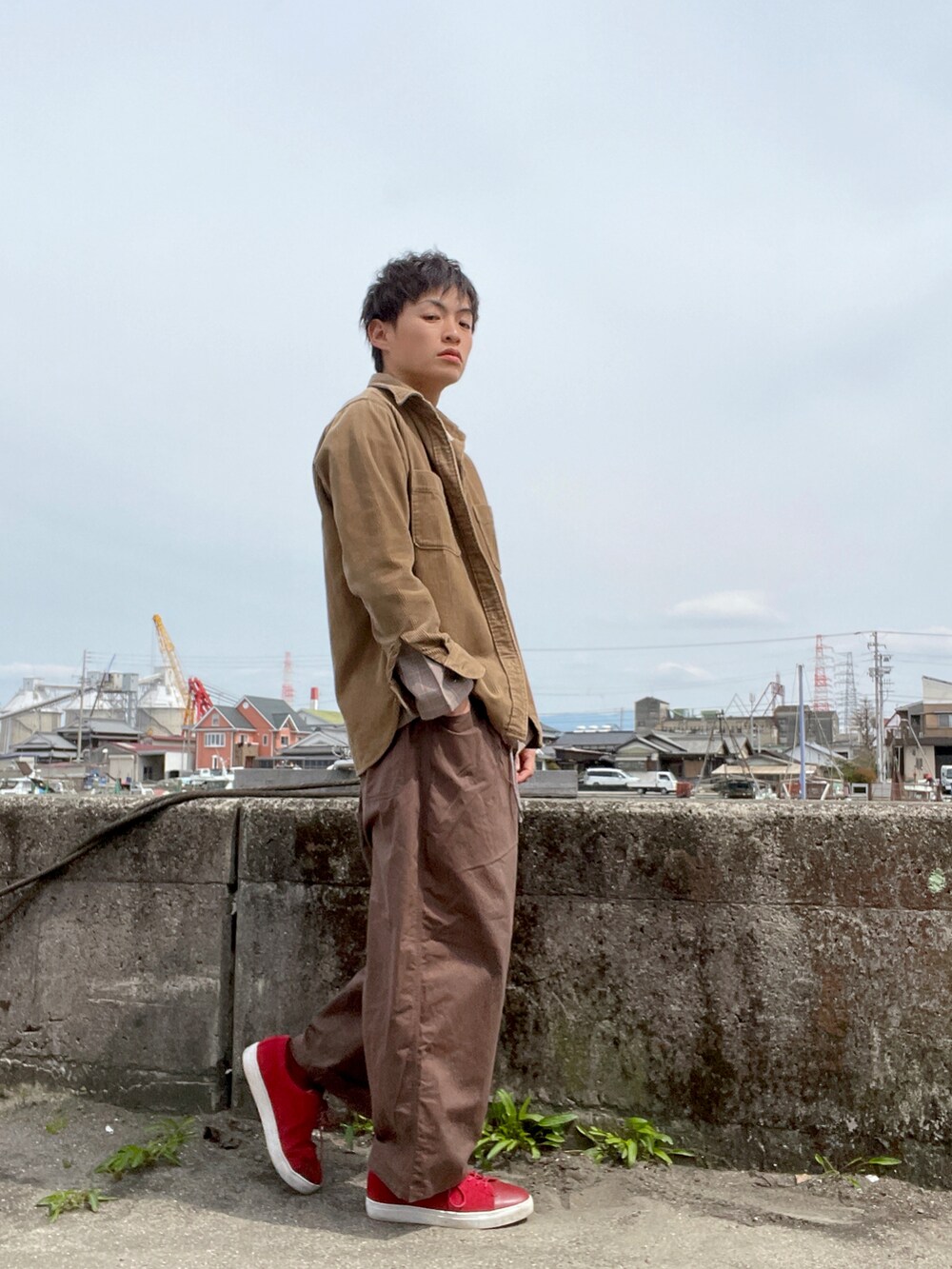 ブラウン系のシャツ/ブラウス、ブラウン系のシャツ/ブラウス、ブラック系のその他パンツを着用したメンズの春コーディネートの2枚目の写真