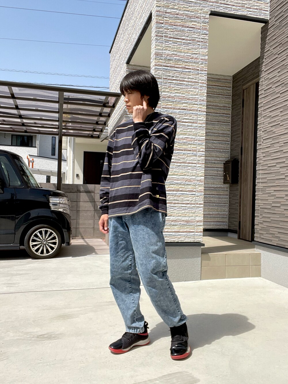 ブラック系のTシャツ/カットソー、ブルー系のその他パンツ、ブラック系のスニーカーを着用したメンズの春コーディネートの2枚目の写真