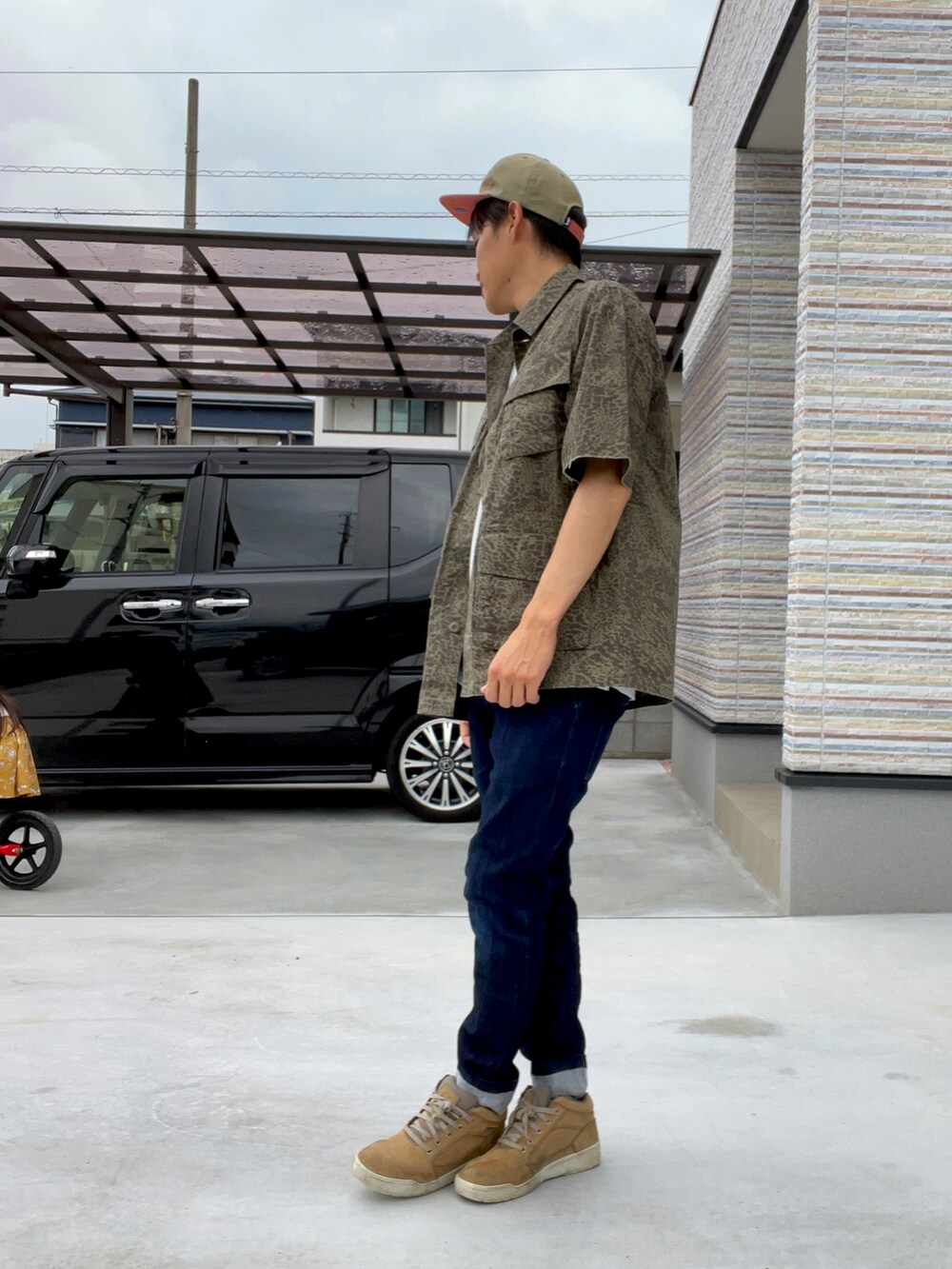 グリーン系のシャツ/ブラウス、ホワイト系のTシャツ/カットソー、ブルー系のその他パンツを着用したメンズの秋コーディネートの2枚目の写真