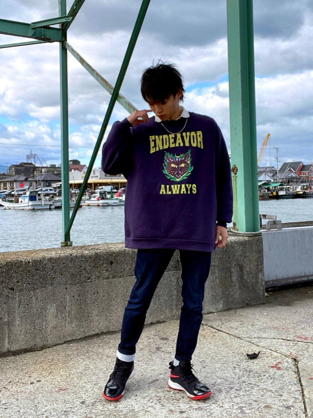 パープル系のスウェット、ブルー系のその他パンツ、ブラック系のスニーカーを着用したメンズの冬コーディネートの2枚目の写真