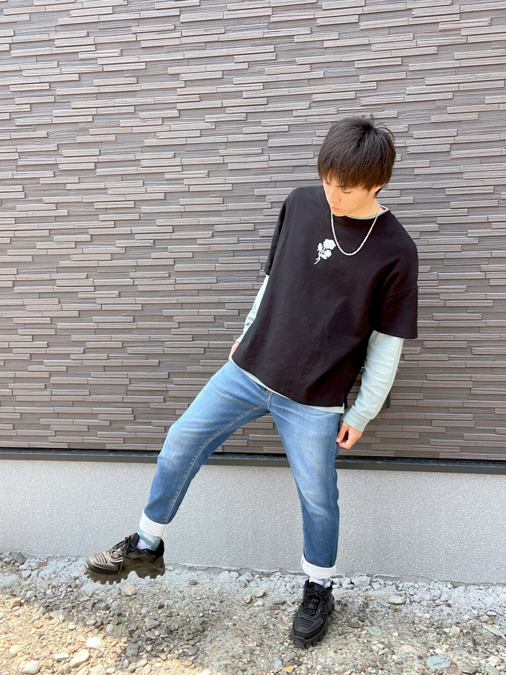 ブラック系のTシャツ/カットソー、グリーン系のTシャツ/カットソー、ブルー系のデニムパンツを着用したメンズの春コーディネートの2枚目の写真