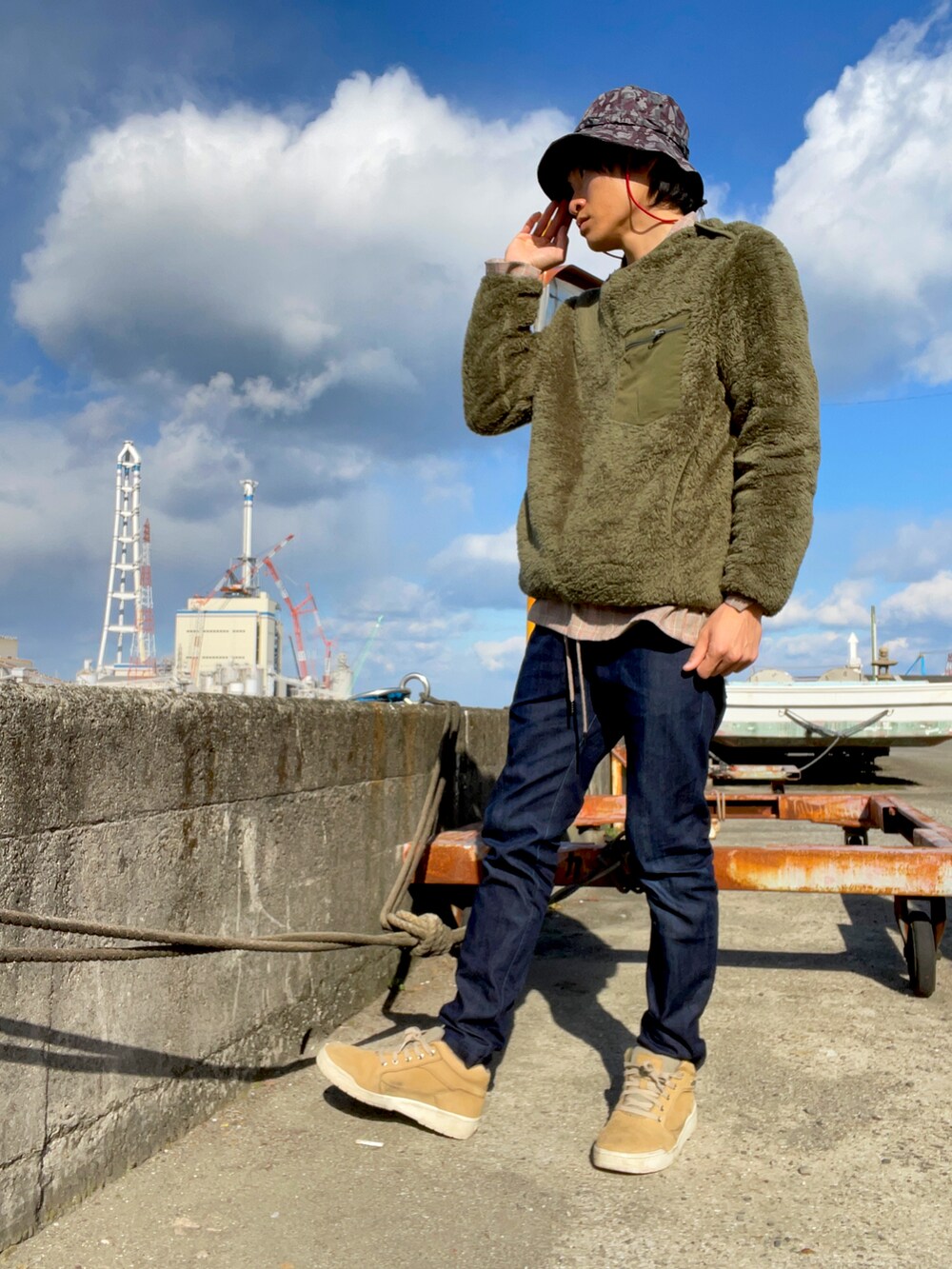 グリーン系のTシャツ/カットソー、ブラウン系のシャツ/ブラウス、ブルー系のその他パンツを着用したメンズの冬コーディネートの2枚目の写真