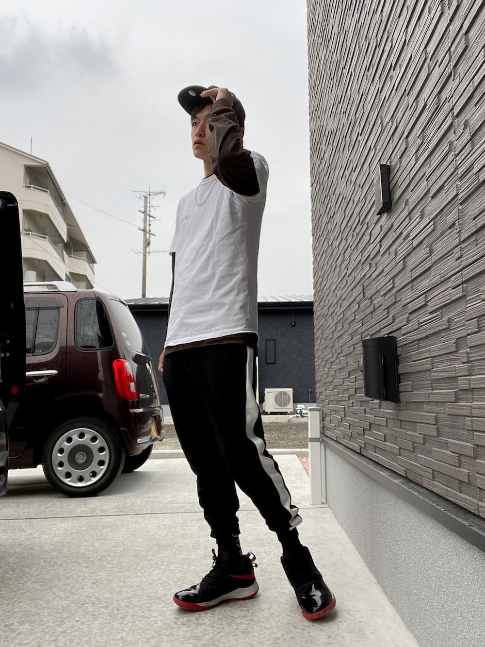 ホワイト系のTシャツ/カットソー、ブラウン系のTシャツ/カットソー、ブラック系のスウェットパンツを着用したメンズの夏コーディネートの2枚目の写真