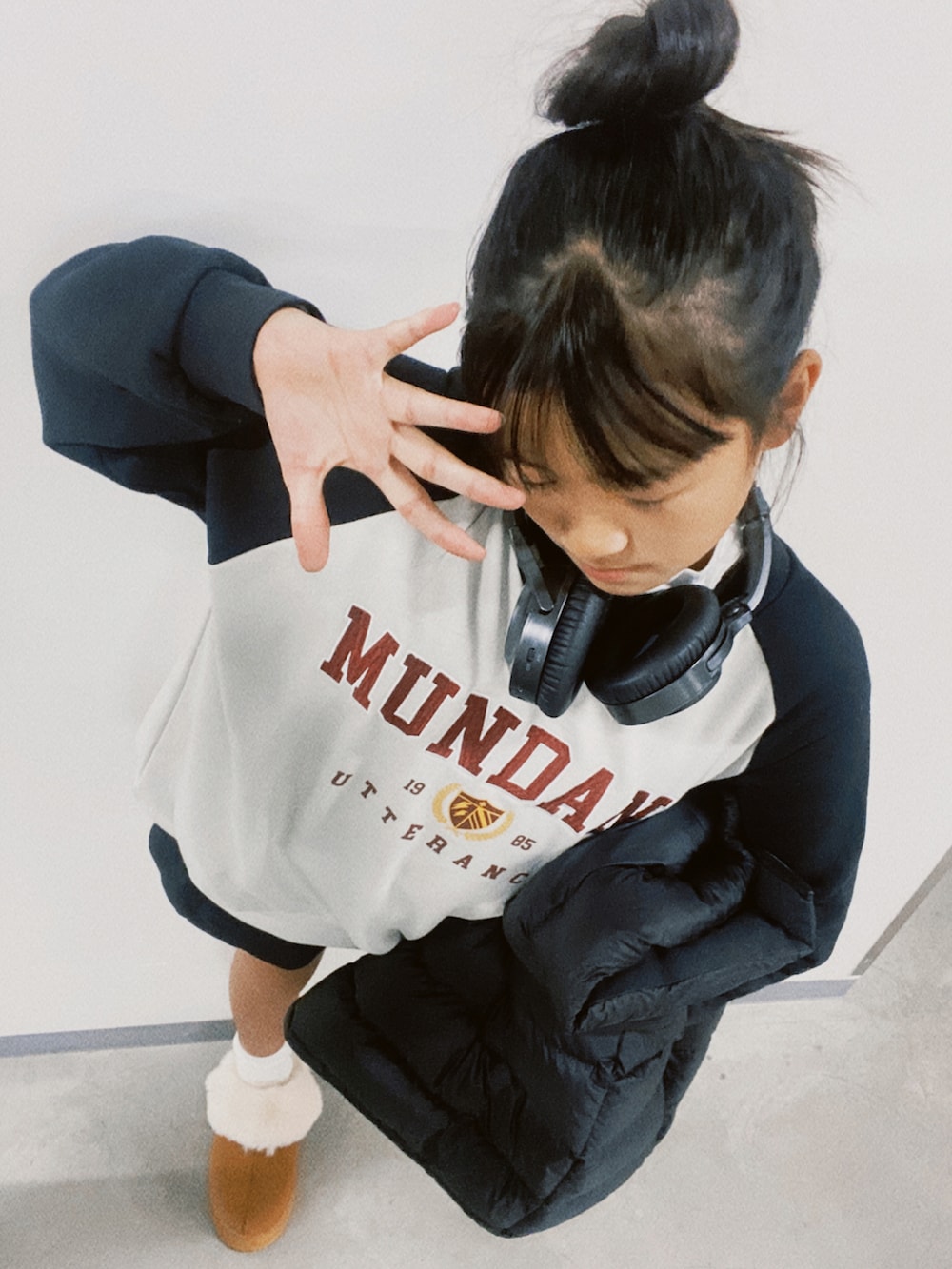 「秋冬コーデ、休日コーデ、秋のコーデ、キッズコーデ、スウェット、小学生、女の子、スウェットワンピース、ムートンブーツ、ﾑｰﾄﾝｻﾎﾞ、海外ガール、ダウンベスト、アベイル」｜「エマムアのアイテム（ワンピース、グレー系）」を使った、KOKOROさん（キッズ・145cm）の秋コーディネートの4枚目の写真