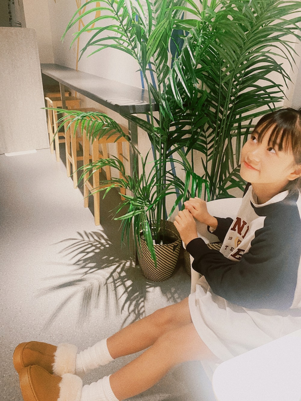 「秋冬コーデ、休日コーデ、秋のコーデ、キッズコーデ、スウェット、小学生、女の子、スウェットワンピース、ムートンブーツ、ﾑｰﾄﾝｻﾎﾞ、海外ガール、ダウンベスト、アベイル」｜「エマムアのアイテム（ワンピース、グレー系）」を使った、KOKOROさん（キッズ・145cm）の秋コーディネートの5枚目の写真